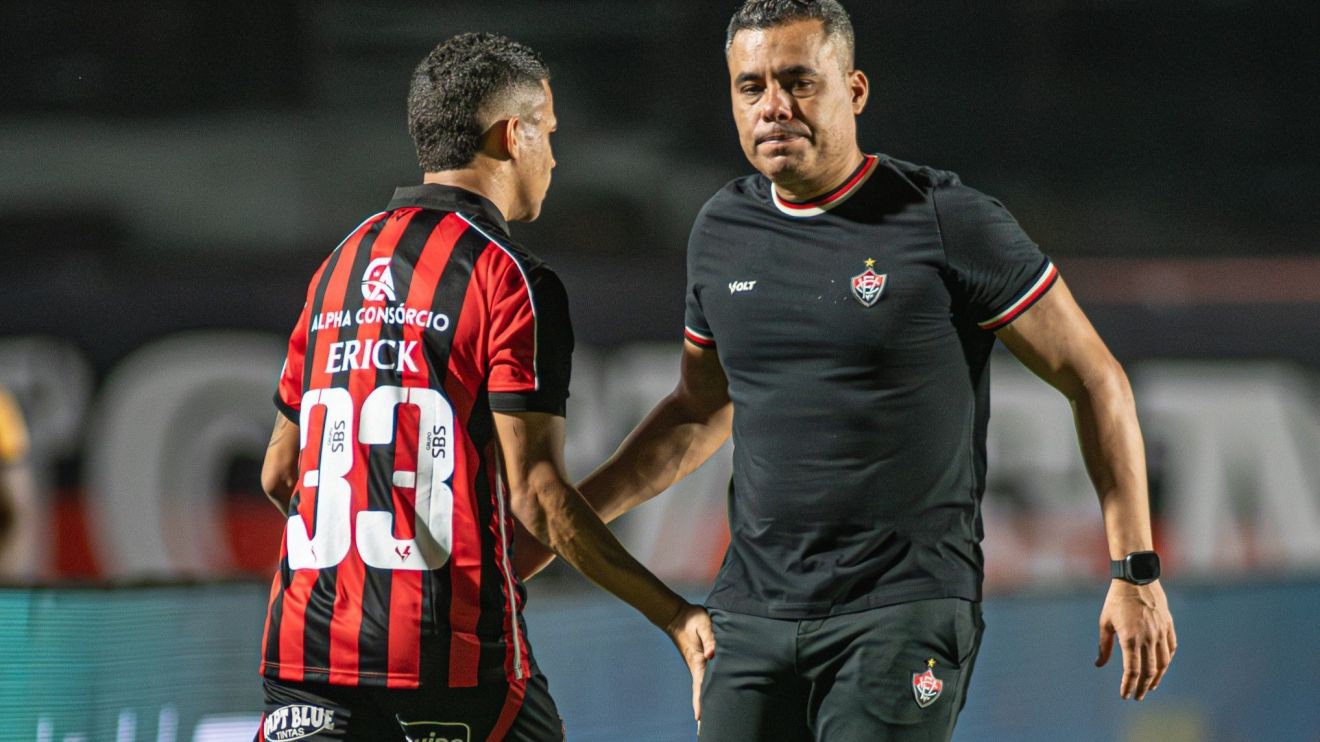 Destaque do Vitória, Erick deixa Barradão mancando e vira dúvida contra Corinthians