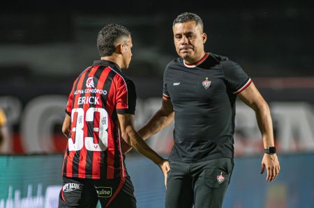 Atacante Erick ao lado do técnico Jair Ventura