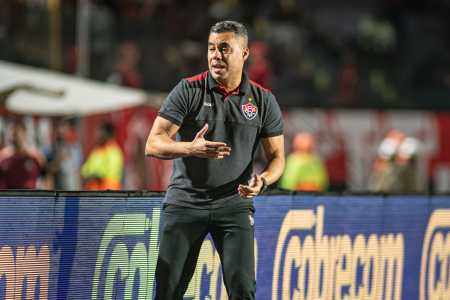 Técnico Jair Ventura, do Vitória, durante jogo contra o Corinthians