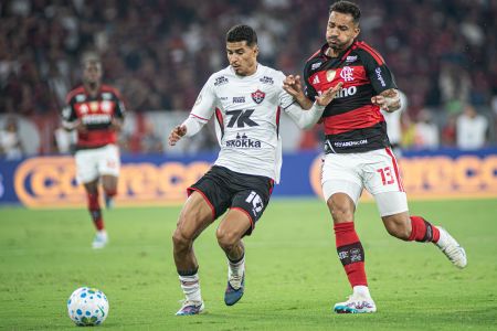 Renê, do Vitória, disputa bola com Danilo, do Flamengo