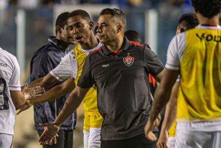 Técnico Jair Ventura durante partida entre Confiança e Vitória
