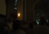 Sábado Santo: Vigília Pascal reúne devotos em silêncio à espera de Jesus