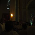 Sábado Santo: Vigília Pascal reúne devotos em silêncio à espera de Jesus