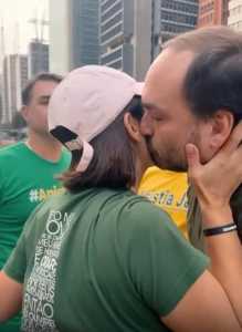Michelle Bolsonaro e Carlos Bolsonaro • Reprodução