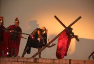 Grupo Novas Raízes encena 'A Paixão de Cristo' na Paróquia Cristo Redentor, no Barreiro