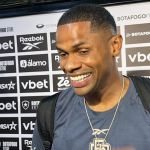 Júnior Santos vibra com sequência no Botafogo e avalia Franclim Carvalho