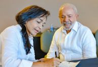 Senadora critica rumo do PSD, deixa o partido e abraça o PT