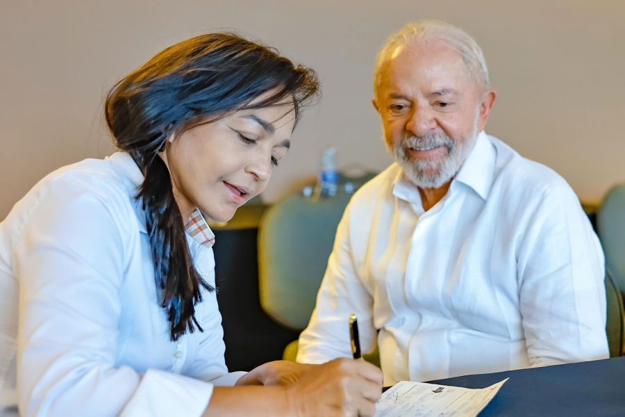 Senadora critica rumo do PSD, deixa o partido e abraça o PT