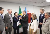 PT apresenta 'Relatório Paralelo' da CPMI do INSS à PF