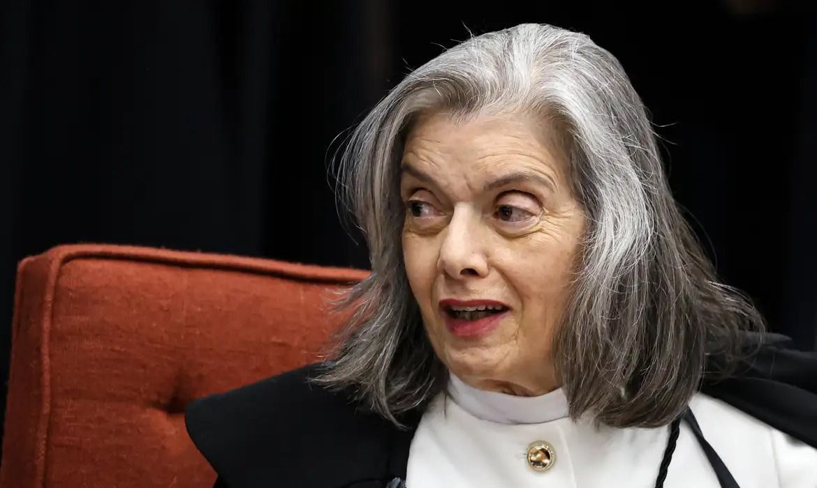 ’Poder descontrolado é poder arbitrário, o oposto do Estado Democrático', diz Cármen Lúcia