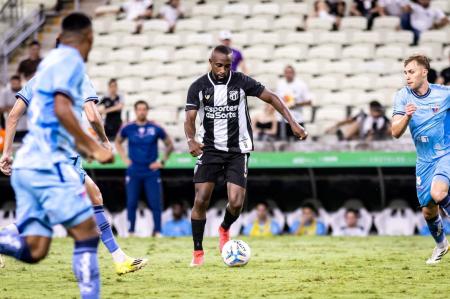 Dieguinho em campo contra o Fortaleza, pela Copa do Nordeste