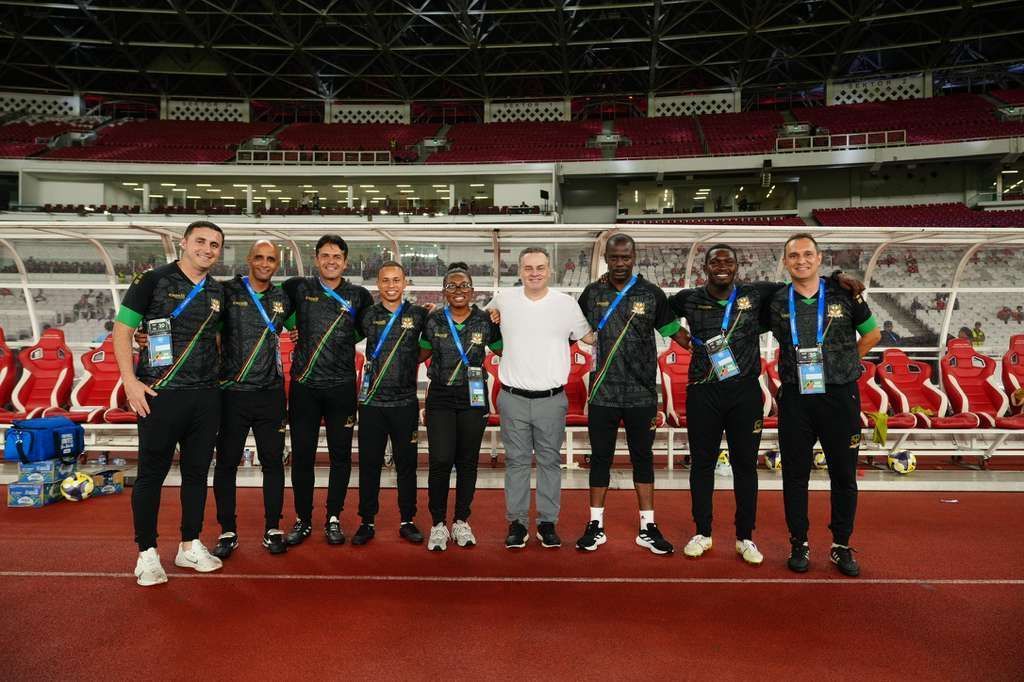 Em 'missão' especial, dupla traça plano para levar menor país das Américas à Copa