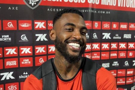 Ramon, do Vitória, durante entrevista na zona mista