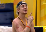 Juliano flagra conversa de Marciele e Jordana no BBB 26 e ironiza: 'A perseguida'