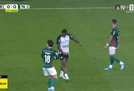 Jogador do Corinthians é expulso contra o Palmeiras por fazer gesto obsceno