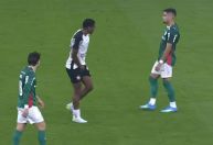 Jogador do Corinthians é expulso contra o Palmeiras por fazer gesto obsceno