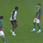 Jogador do Corinthians é expulso contra o Palmeiras por fazer gesto obsceno