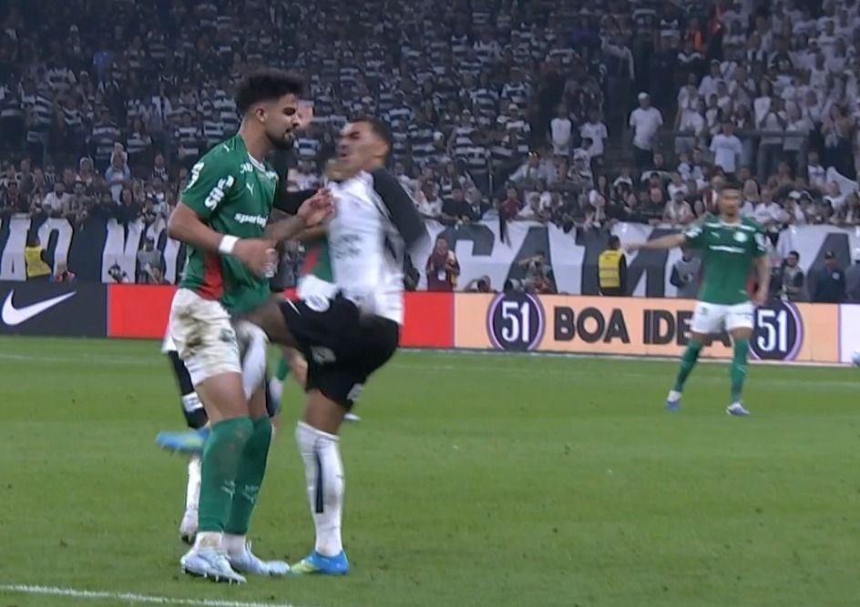 Titular do Corinthians é expulso por agressão a atacante do Palmeiras em clássico