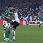 Titular do Corinthians é expulso por agressão a atacante do Palmeiras em clássico