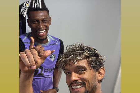 Foto de Gustavo Scarpa com Mateo Cassierra no CT do Atlético