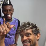 Com chapéu de festa do Atlético, Scarpa celebra aniversário de Cassierra