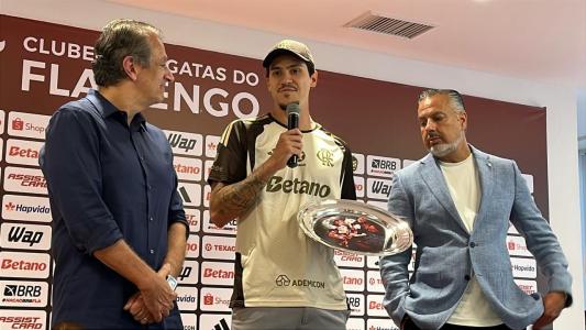 Pedro recebe homenagem pelos 163 gols pelo Flamengo