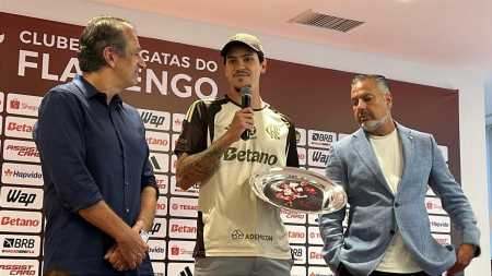 Pedro recebe homenagem pelos 163 gols pelo Flamengo