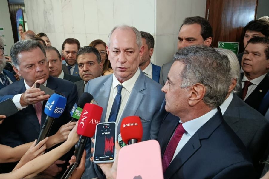 Aécio Neves convida Ciro Gomes para disputar presidência pelo PSDB