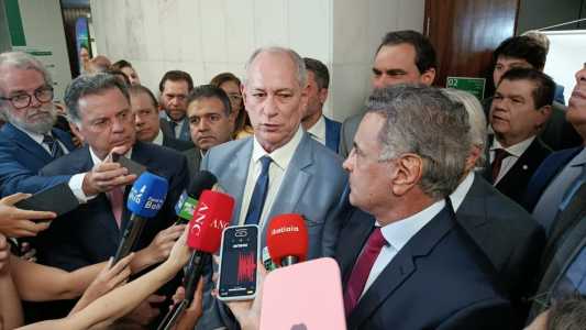 Aécio articula e PSDB testa Ciro Gomes como alternativa ao Planalto