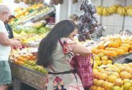 Clima e conflito no Oriente Médio podem manter preços dos alimentos em alta nos próximos meses