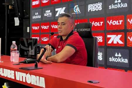 Jair Ventura, técnico do Vitória, durante entrevista coletiva