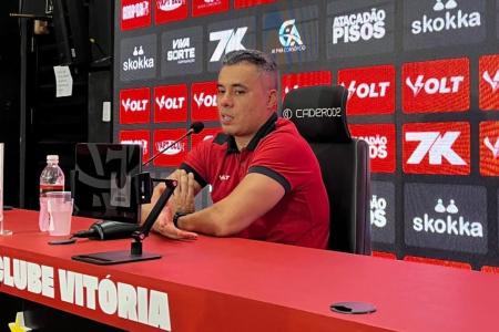 Jair Ventura, técnico do Vitória, durante entrevista coletiva