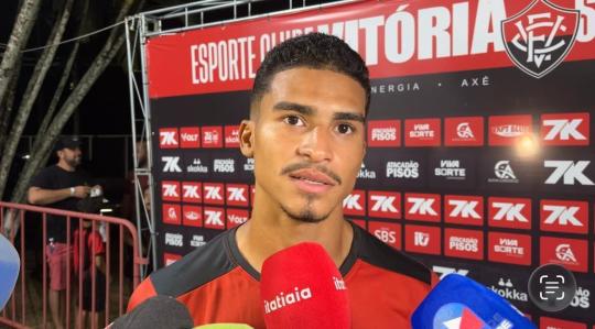 Renê, atacante do Vitória, durante entrevista na zona mista do Barradão