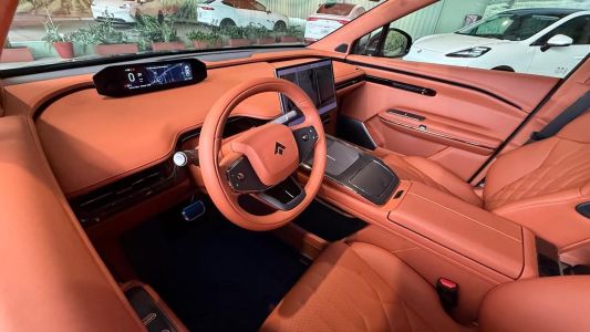 No quesito tecnologia, tanto a versão Elite, com portas tradicionais, quanto a Ultra destacam o luxo na cabine e a facilidade de interação com a central multimídia de 14,6 polegadas • Divulgação