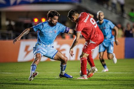 Brítez ,do Fortaleza, e Paulinho, do América-RN, disputam posse de bola