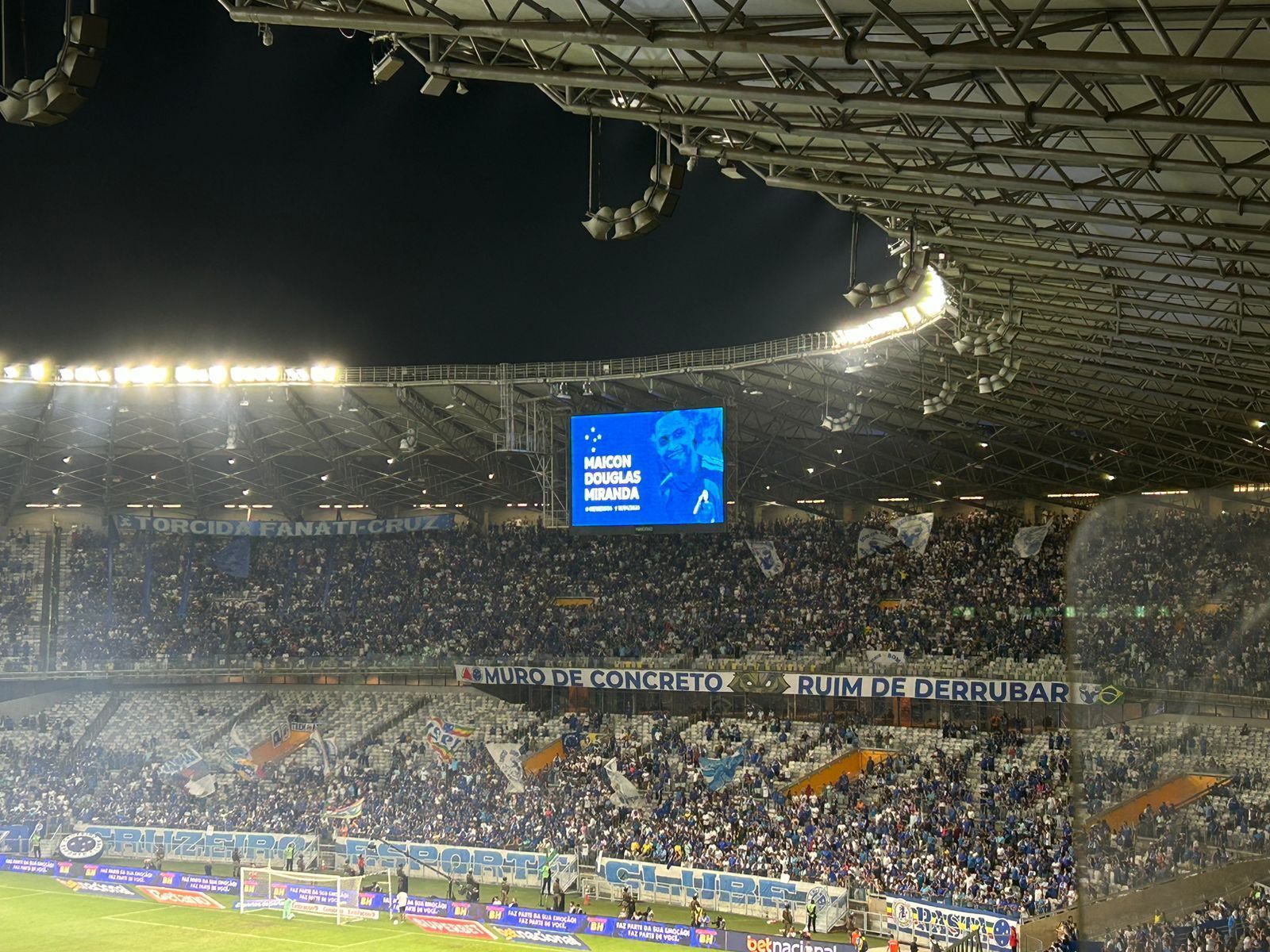 Torcedor do Cruzeiro que morreu atropelado por ônibus em BH é homenageado no Mineirão