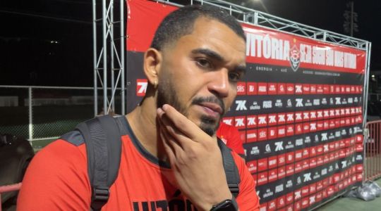 Goleiro Lucas Arcanjo, do Vitória, durante entrevista na zona mista do Barradão