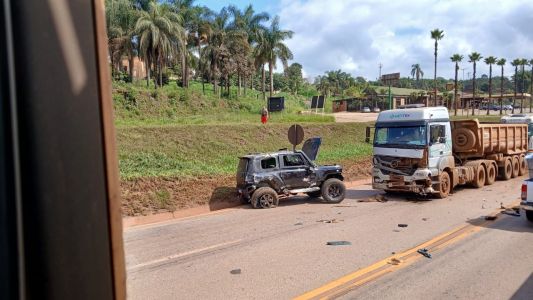 Carro e carreta colidiram na BR-040