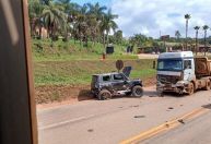Acidente entre carro e carreta interdita trecho da BR-040 em Congonhas
