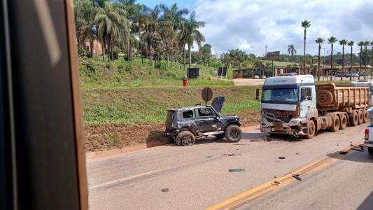 Carro e carreta colidiram na BR-040