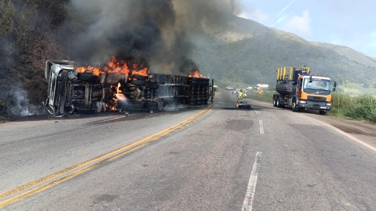 Incêndio em carreta fecha a BR-381, na Grande BH