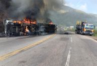 Incêndio em carreta fecha a BR-381, na Grande BH