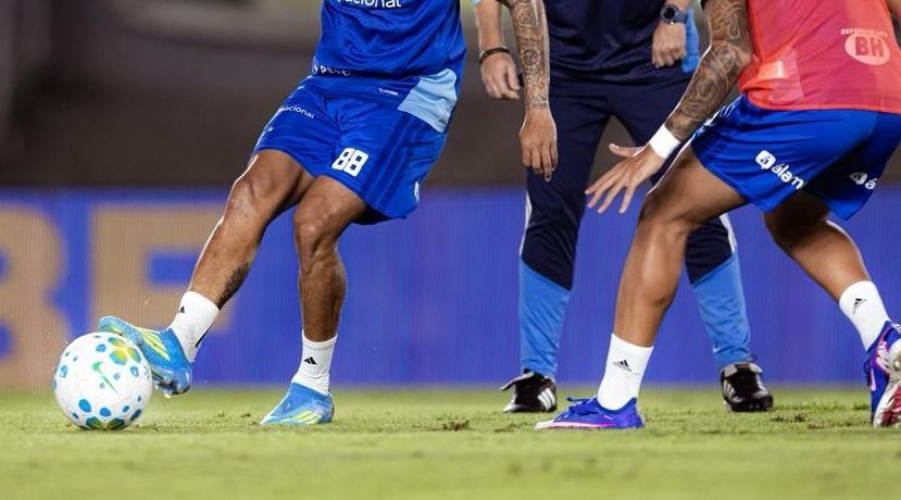 Cruzeiro dá ‘spoiler’ de novo uniforme em jogo contra o Goiás; veja