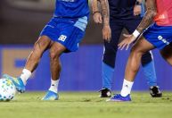 Cruzeiro dá ‘spoiler’ de novo uniforme em jogo contra o Goiás; veja