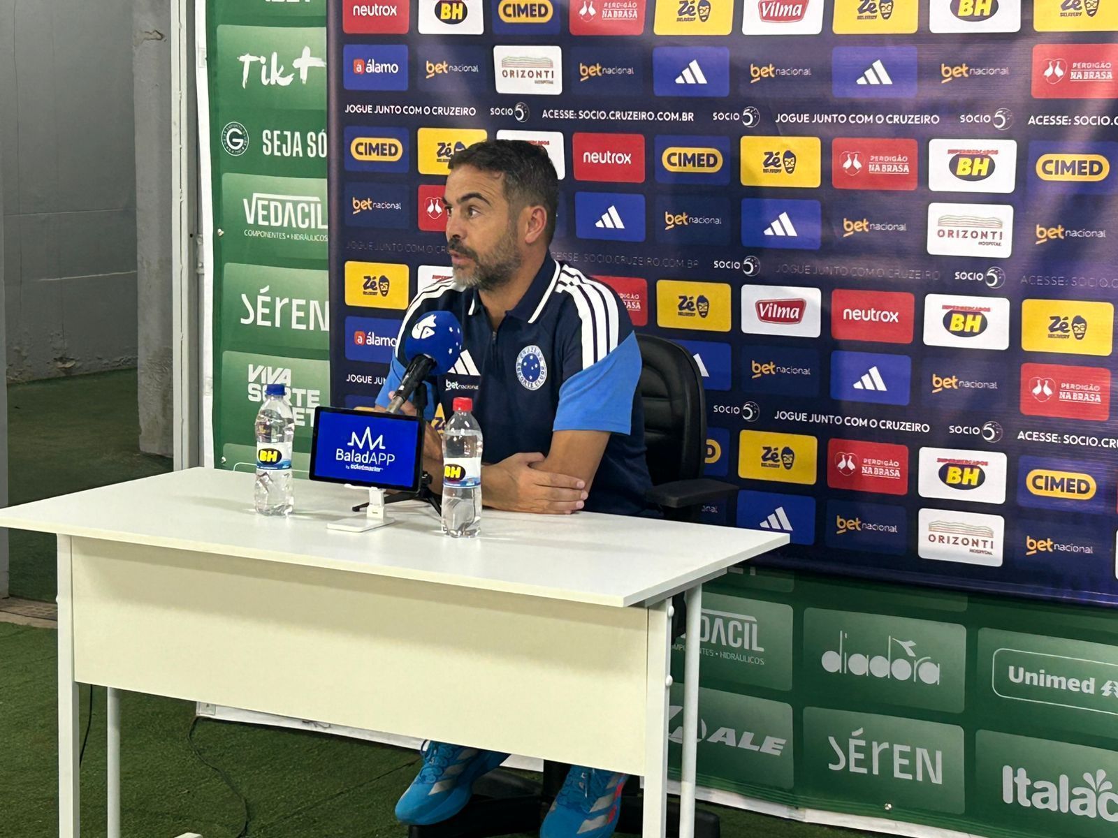 Artur Jorge abre o jogo e explica escalação de Otávio em Goiás x Cruzeiro