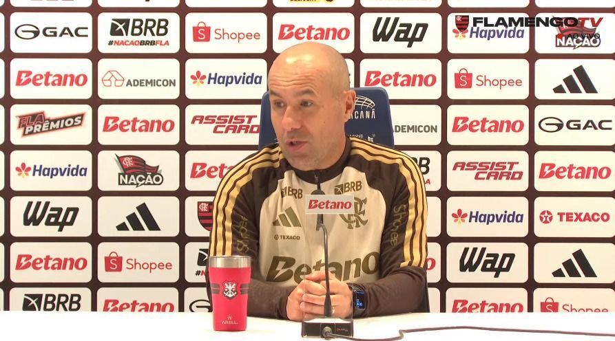 Jardim opina sobre 'cotoveladas' em Flamengo x Vitória: 'Lance de futebol'