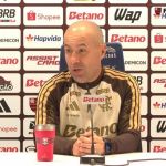 Jardim opina sobre 'cotoveladas' em Flamengo x Vitória: 'Lance de futebol'