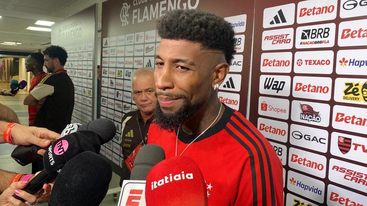 Lateral vê Flamengo em condições de conquistar a tríplice coroa: 'Vamos brigar'