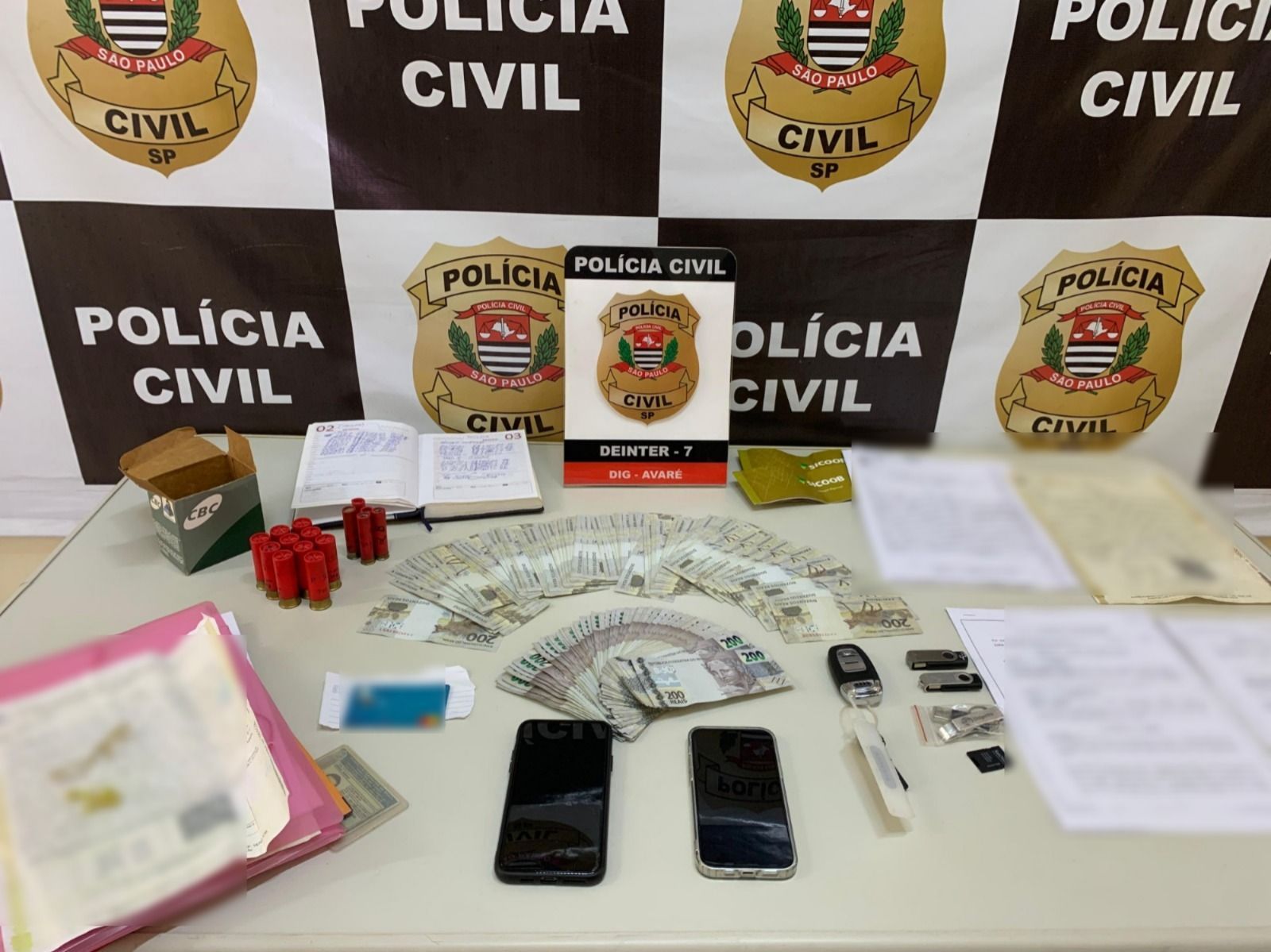 Polícia Civil prende dois e apreende R$ 40 mil em operação contra plataformas ilegais em SP