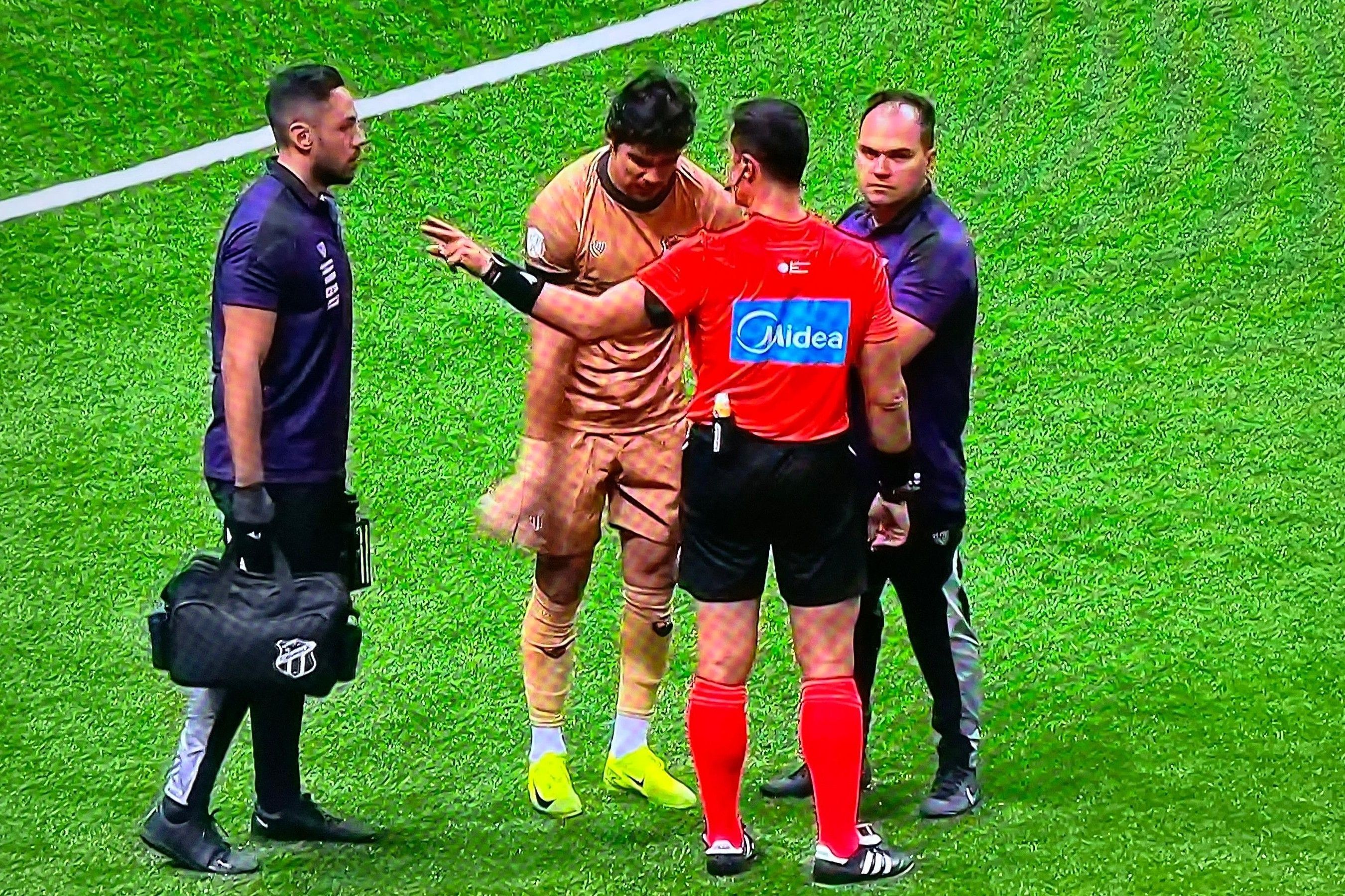 Atlético x Ceará: goleiro Richard sente dores e é substituído antes do intervalo